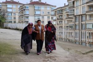 Eşinin engelli iki halasına “bebek” gibi bakıyor