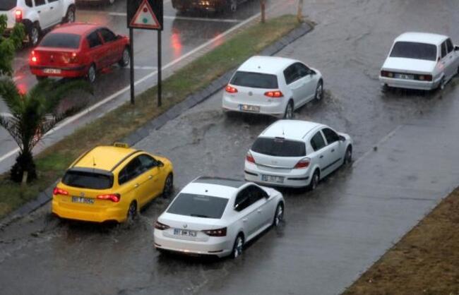 Trabzon sabaha sağanakla uyandı