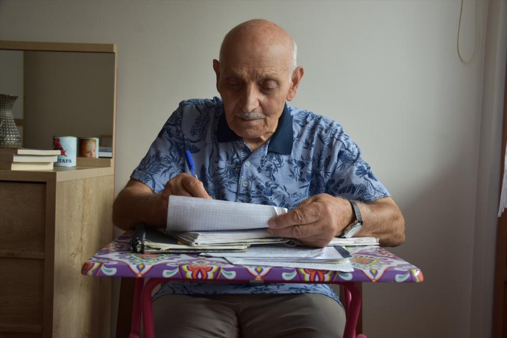 Emekli öğretmen izlediği filmden etkilenerek 5 kitap yazdı