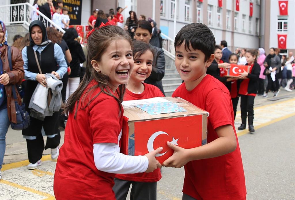 İlkokul öğrencilerinden Mehmetçiğe fındık ve mektup