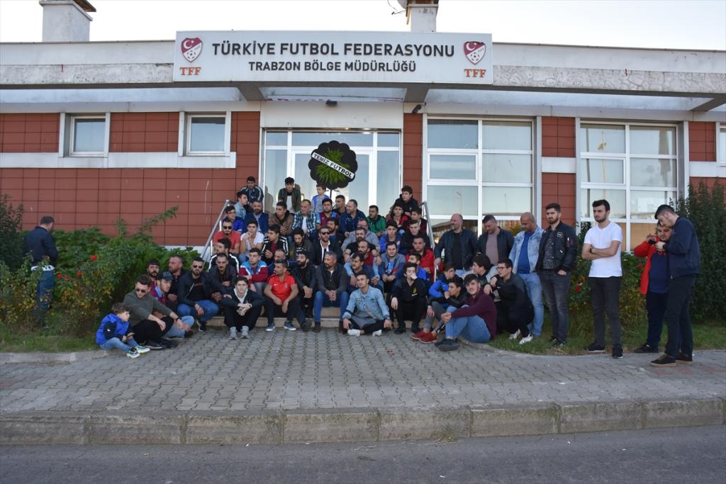 Trabzonspor taraftarlarından hakemlere “sessiz” protesto