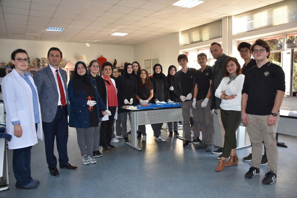 Mezun olduğu okulda derse giren doktor öğrencilerle bilgilerini paylaştı