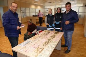 Trabzon’da zabıtanın yakaladığı dilencinin üzerinden 4 bin 850 lira çıktı