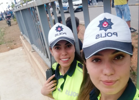 Trabzon’un trafiğine bu iki kız kardeş yön veriyor!