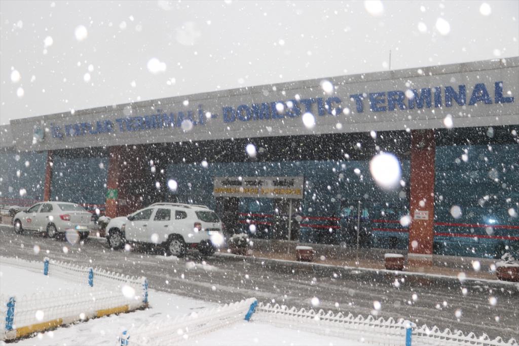 Trabzon’da uçuş iptalleri devam ediyor