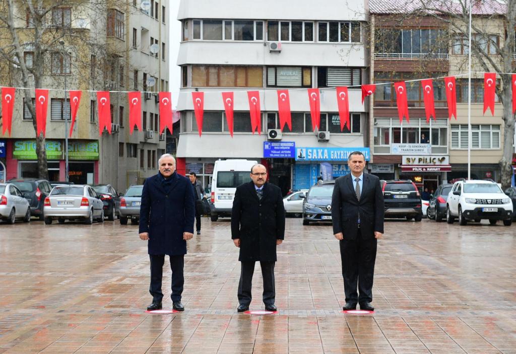 ÇANAKKALE ZAFERİ VE ŞEHİTLERİ ANMA GÜNÜ NEDENİYLE TÖREN DÜZENLENDİ