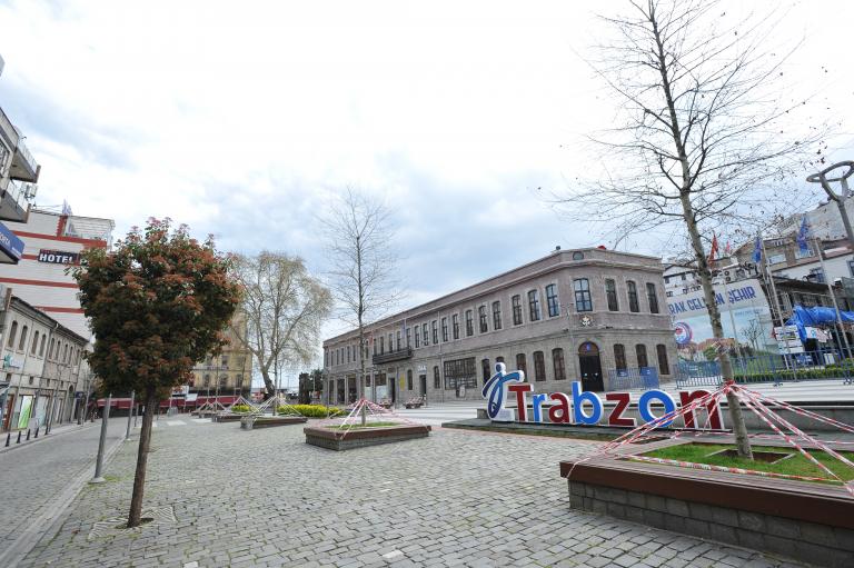 Trabzon sokağa çıkma kısıtlamasının ardından sokaklar boş kaldı