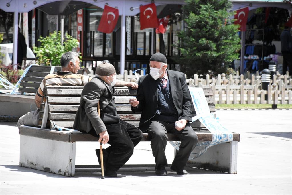 Trabzon’da 65 yaş ve üzeri vatandaşlar yeniden sokağa çıktı