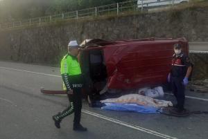 Trabzon’da panelvan yolcu durağına çarptı: 1 ölü, 2 yaralı