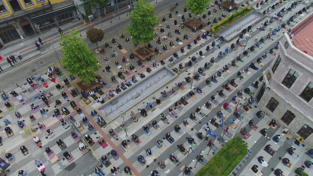Trabzon’da 18 ilçede bin 264 noktada yaklaşık 2,5 ay sonra Cuma namazı kılındı