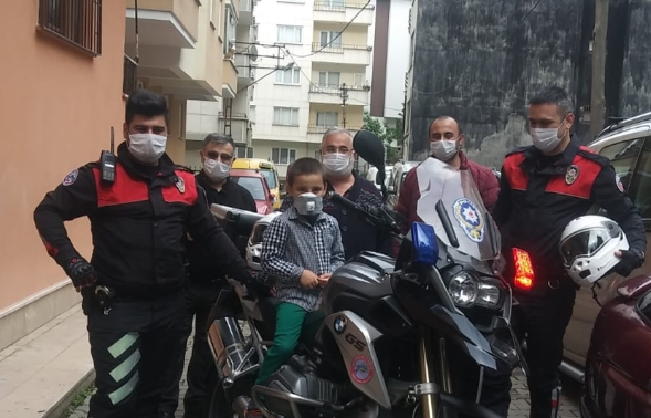 Siren sesinden korkan çocuğa polisten doğum günü sürprizi