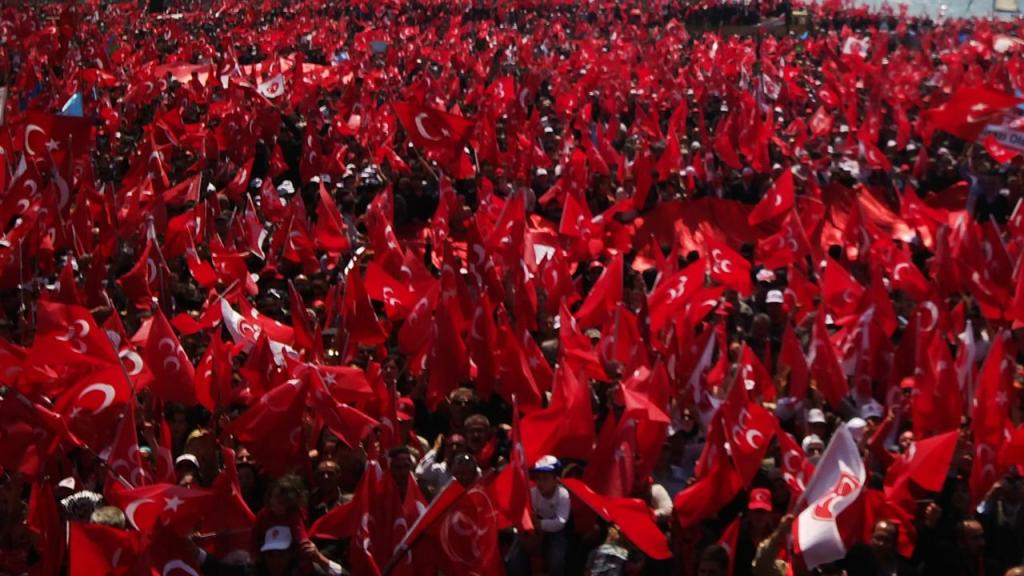 Trabzon’da 19 Mayıs için 5 bin Türk bayrağı dağıtıldı