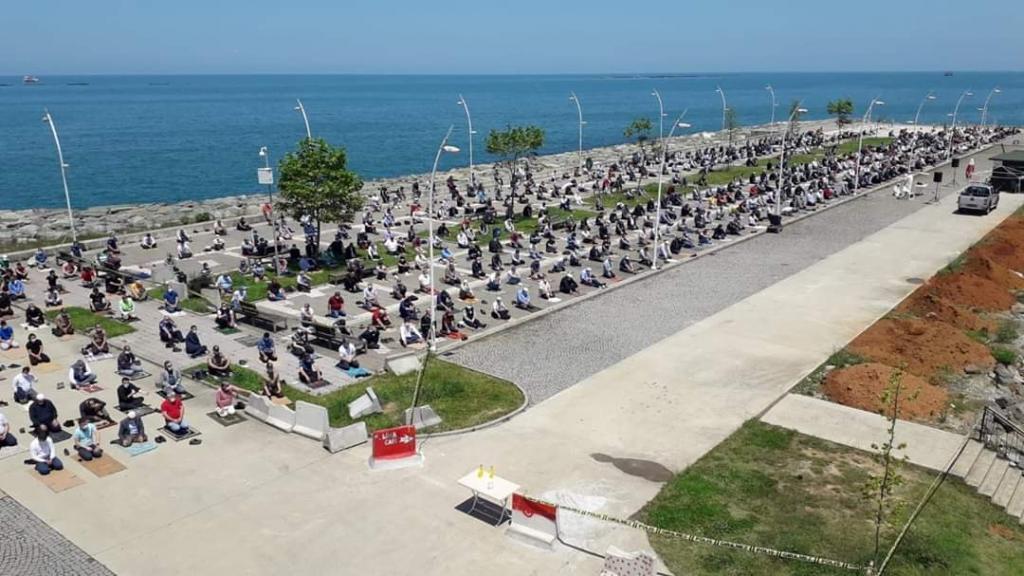 Arsin’de Cuma namazı kılındı