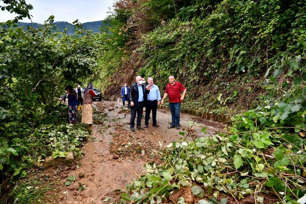 Trabzon’da şiddetli yağışta heyelan nedeniyle kapanan bazı mahalle yolları açıldı