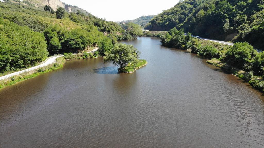 Bu göl siyah görüntüsü ile dikkat çekiyor