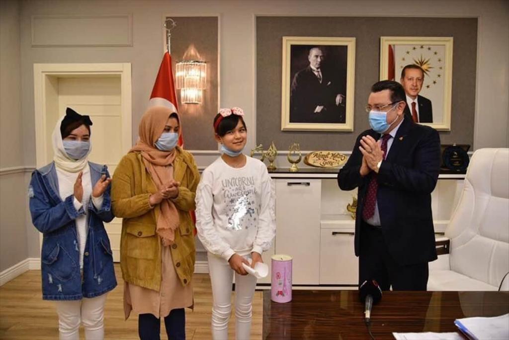 Afganistanlı Fatma, biriktirdiği harçlıkları depremzedelere bağışladı