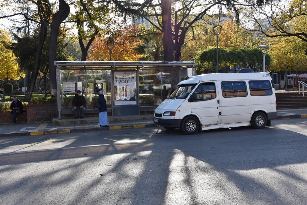 Trabzon’da maske takmayanlar, yüzünü koronavirüse çeviren özel yazılımlı dijital ekranlarla uyarılıyor