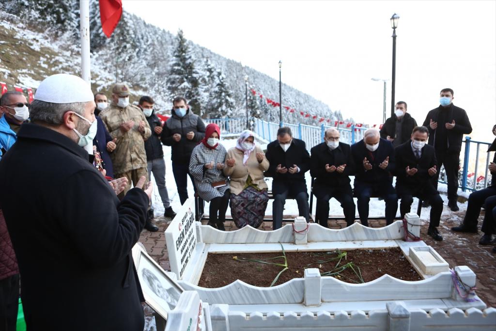 Gençlik ve Spor Bakanı Kasapoğlu, şehit Eren Bülbül’ün kabrini ziyaret etti