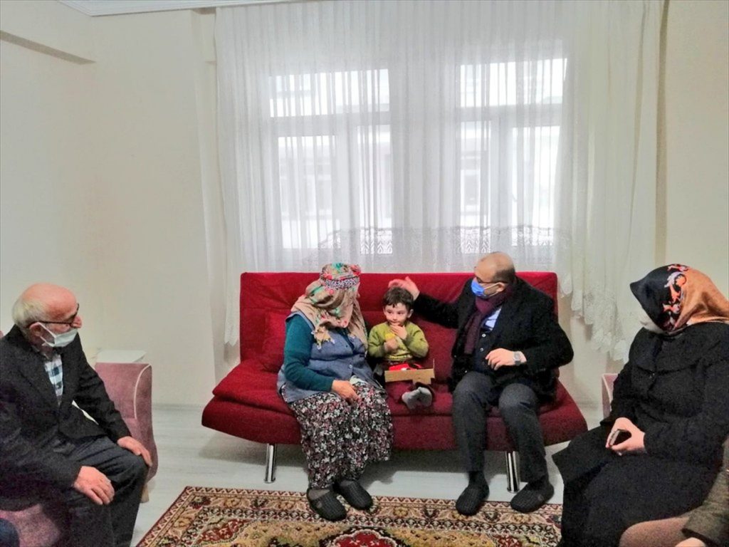 Trabzon Valisi Ustaoğlu’ndan şehit ailesine ziyaret