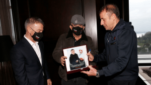 Trabzonspor’un 61 bin liradan satışa çıkardığı lisanslı kasket, iş insanı Seyfettin Selim’e teslim edildi