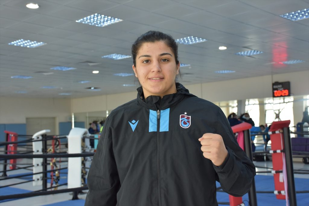 Dünya şampiyonu milli boksör Busenaz Sürmeneli, genç kızlara hayallerinin peşinden koşmayı öğütlüyor: