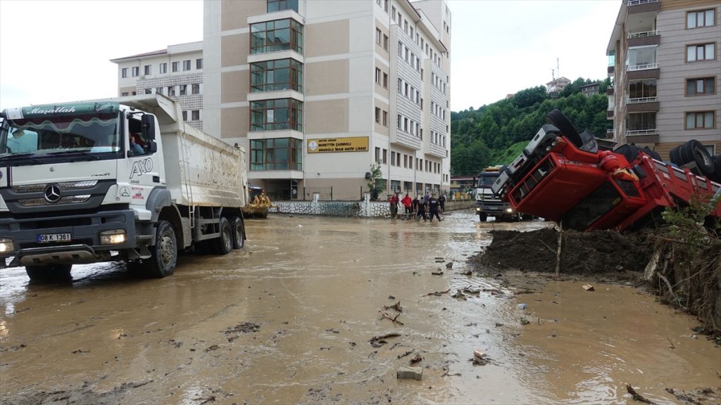 Arhavi’de hasar tespit ve temizlik çalışmaları devam ediyor