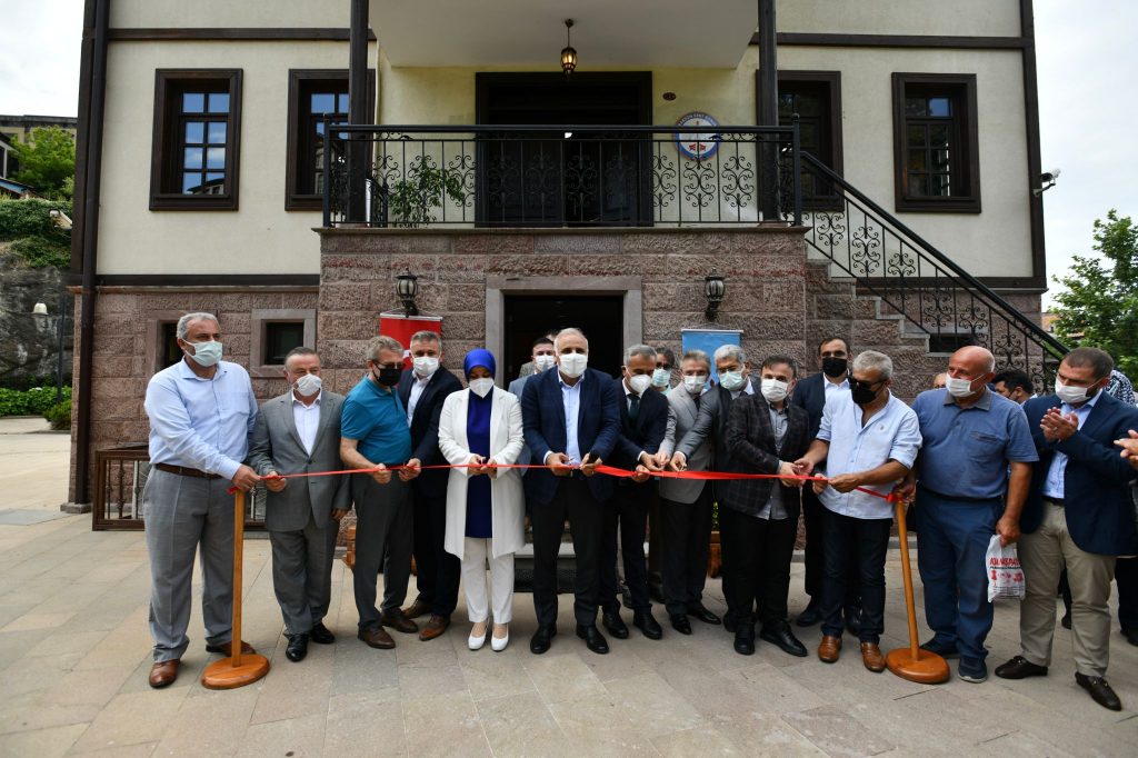 TRABZON KENT KONSEYİ BİNASINA KAVUŞTU