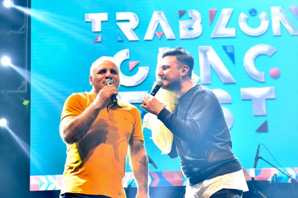 “Trabzon Genç Fest” etkinliklerinde Ekin Uzunlar konser verdi
