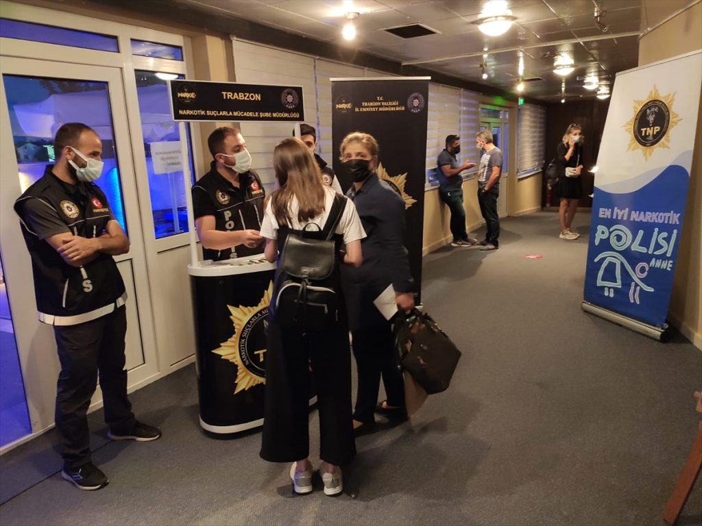 Trabzon’da “Kurtuluş, En İyi Narkotik Polisi Anne” oyunu sahnelendi