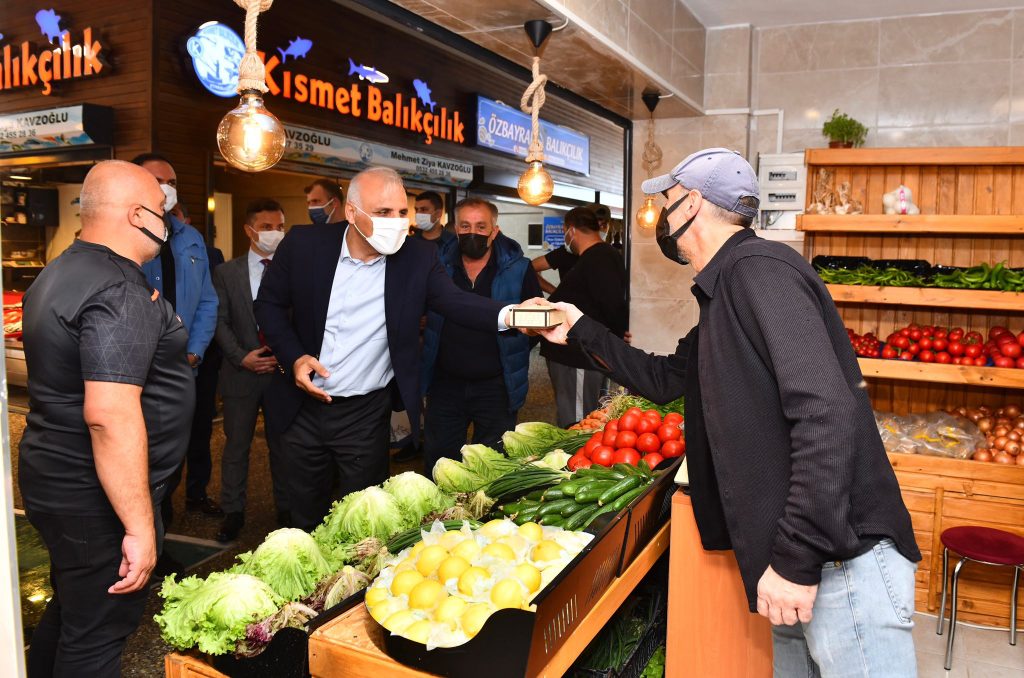 YENİ BALIK HALİNE TAŞINAN ESNAFA İLK HEDİYE ZORLUOĞLU’NDAN