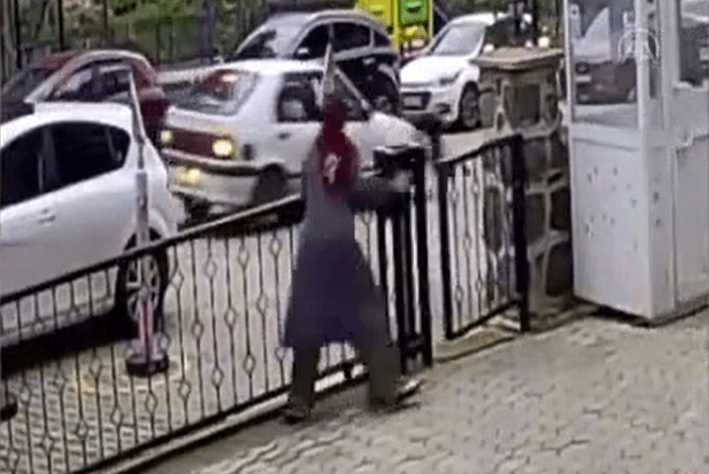 Trabzon’da otomobilin 7 yaşındaki çocuğa çarpma anı güvenlik kamerasına yansıdı