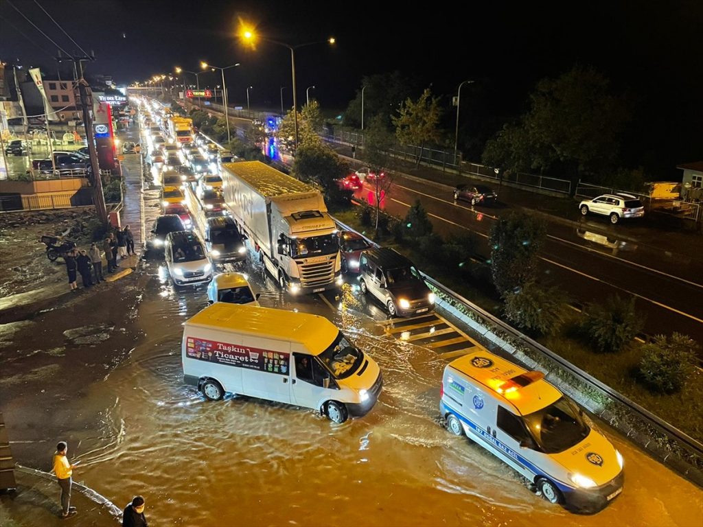Trabzon’da sağanak ulaşımı olumsuz etkiledi