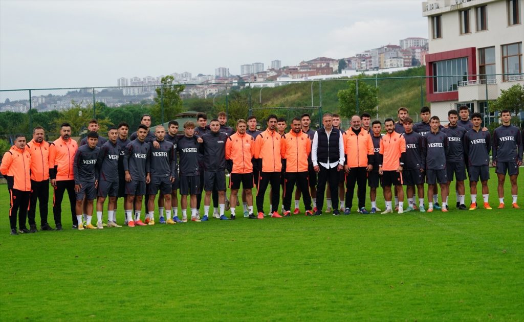 Trabzonspor Teknik Direktörü Avcı, 19 yaş altı takımını ziyaret etti