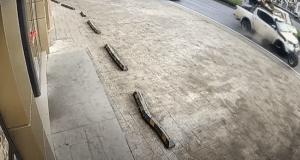 Trabzon’da hareket halindeki kamyonetin lastiğinin yola fırladığı anlar kameralara yansıdı