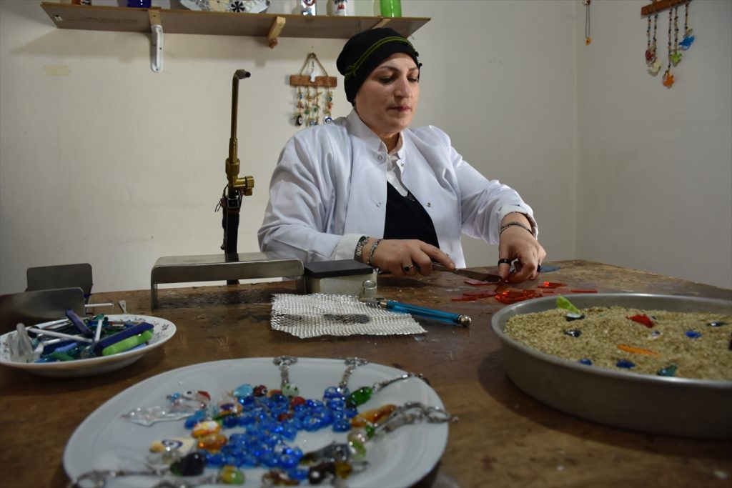 Trabzonlu usta öğretici ateşte erittiği cam parçalarına şekil veriyor