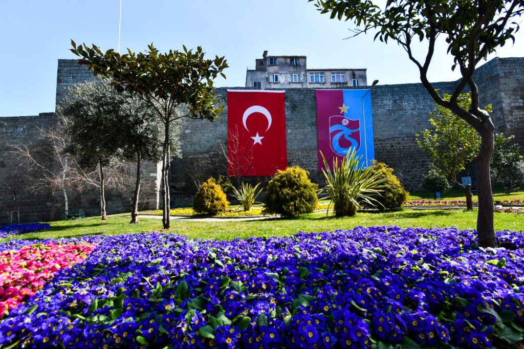 BÜYÜKŞEHİR TRABZON’U ÇİÇEKLERLE DONATIYOR