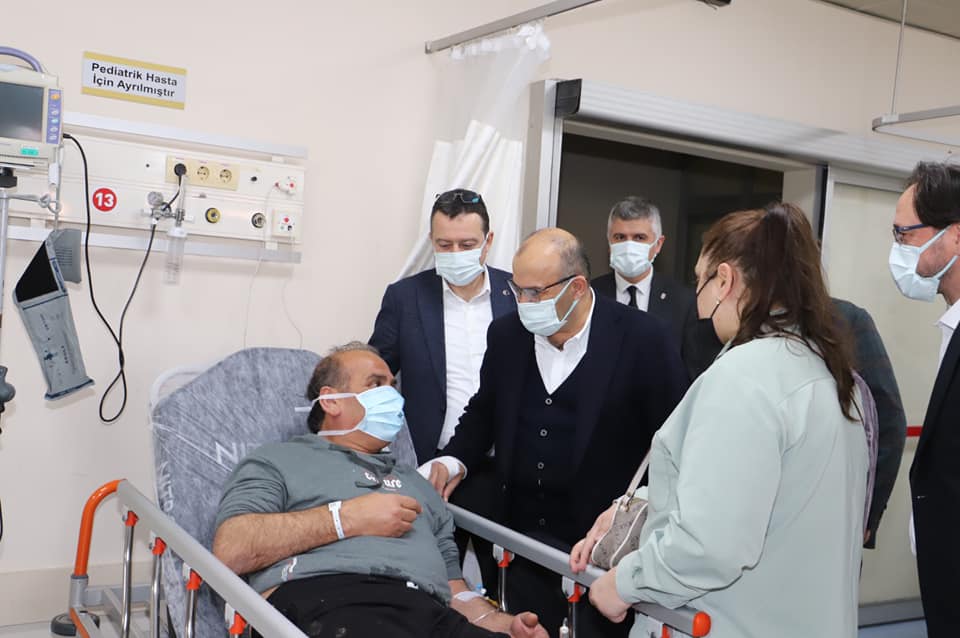 VALİ VE İL SAĞLIK MÜDÜRÜNDEN AHİ EVREN HASTANESİNE BAYRAM ZİYARETİ