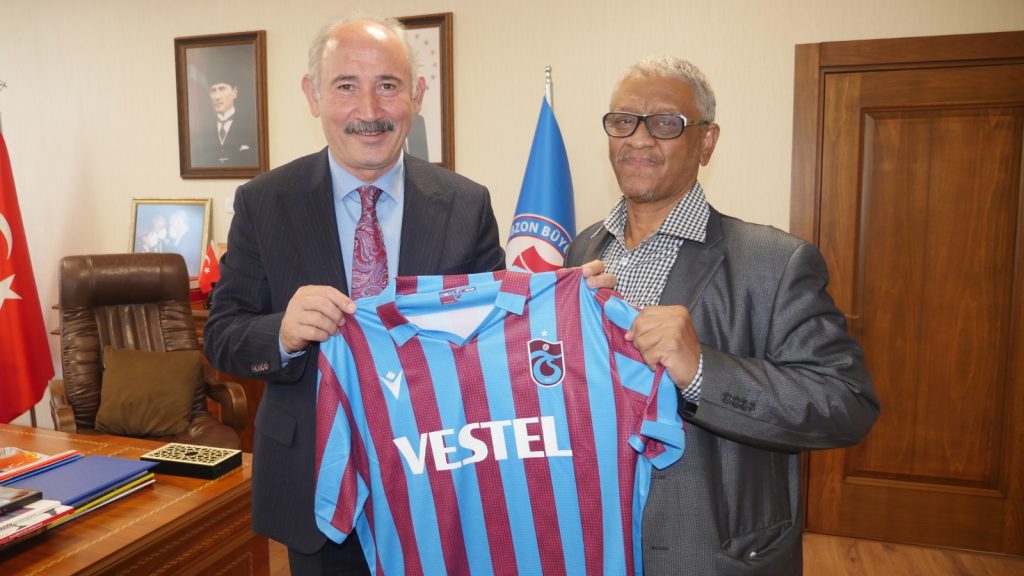 SUDANLI TRABZONSPORLULARDAN BÜYÜKŞEHİR’E ZİYARET