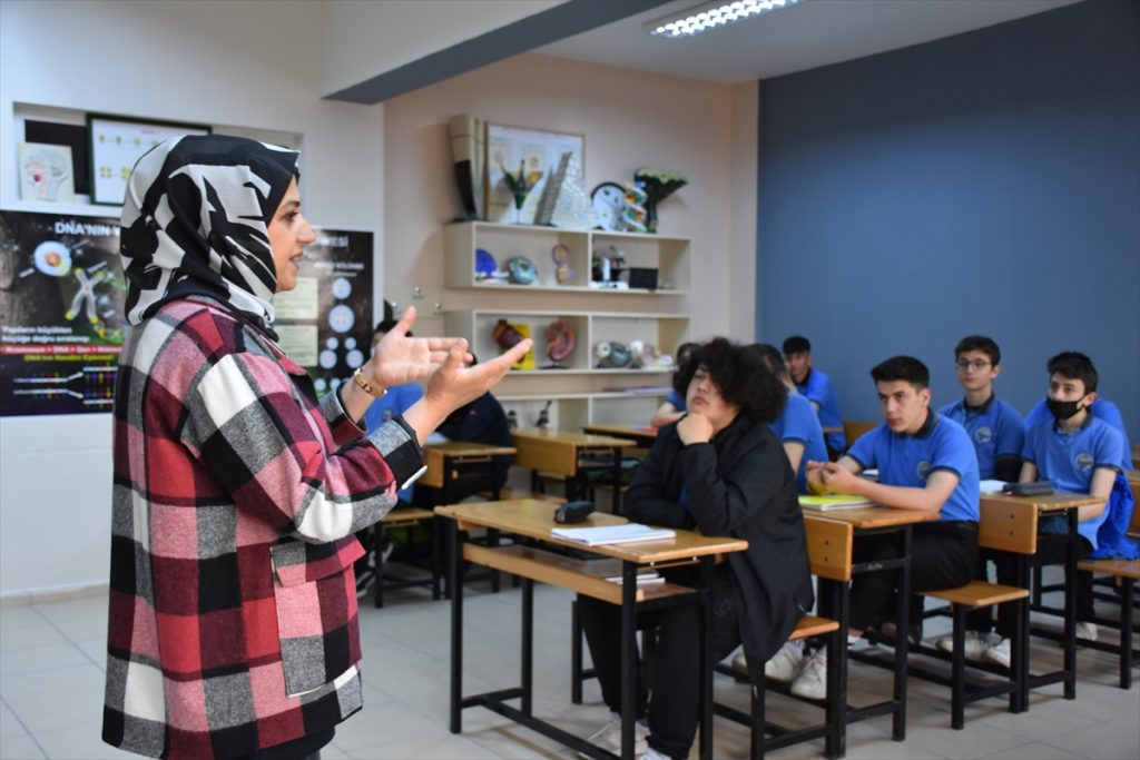 Meslek lisesi öğrencileri mezun olmadan iş teklifi alıyor