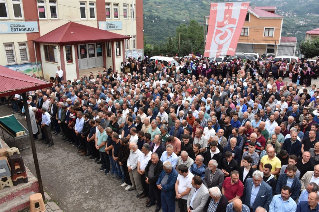 Trabzon’daki kazada ölen damat, düğününün yapıldığı mahallede toprağa verildi