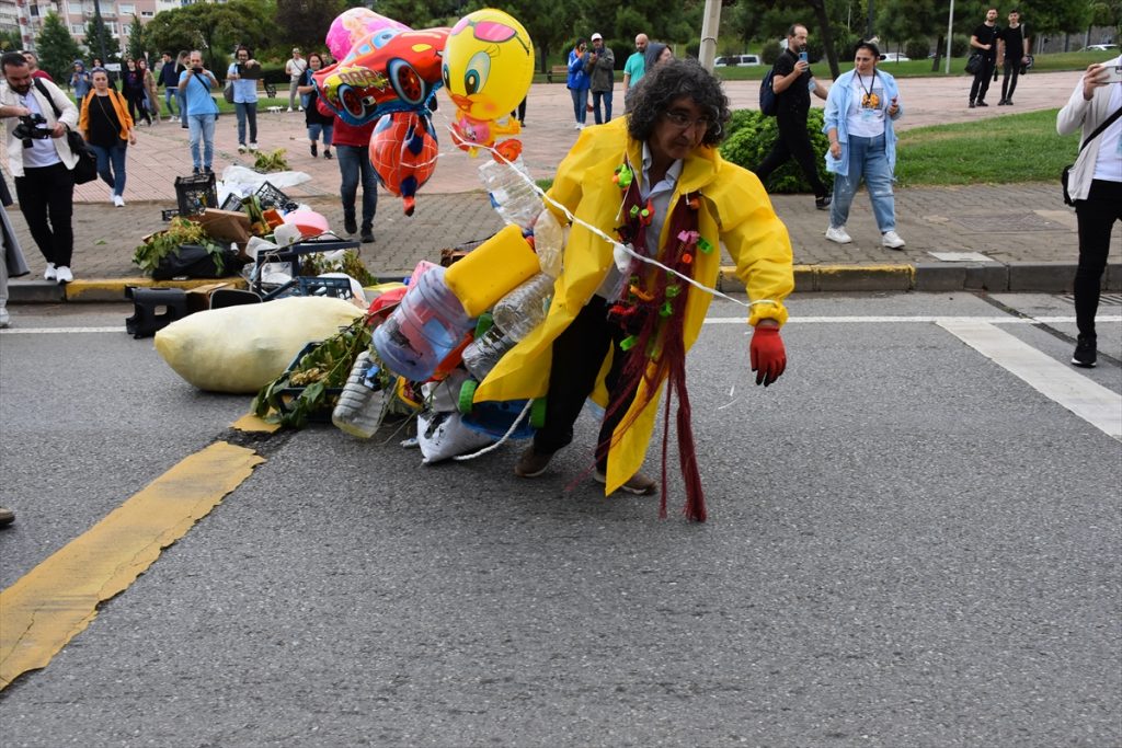 Trabzon’da bir akademisyen “Atık” adlı performansıyla çevre kirliliğine dikkat çekti