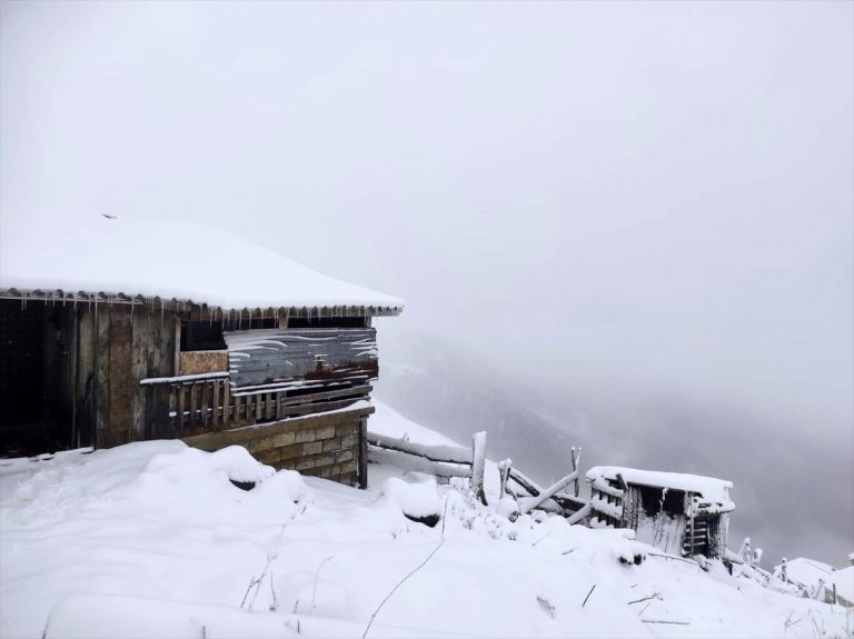 Trabzon’un yüksek kesimlerine kar yağdı