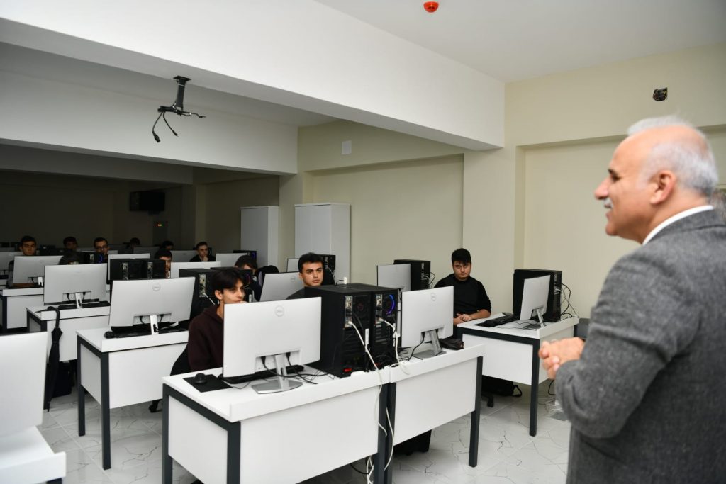 Başkan Zorluoğlu, öğrencilerle bir araya geldi