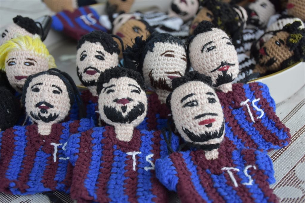 Trabzonlu ev hanımı “futbolcu maskotları” yapıyor