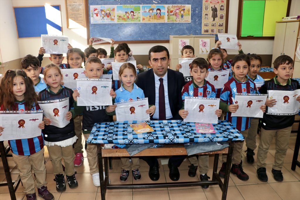 Trabzon’da karne alan öğrencilere bordo-mavili takımın formaları hediye edildi