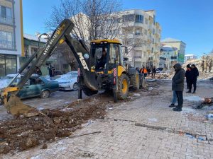 Enkaz kaldırma ve temizlik çalışmalarına yardımlarımız devam ediyor
