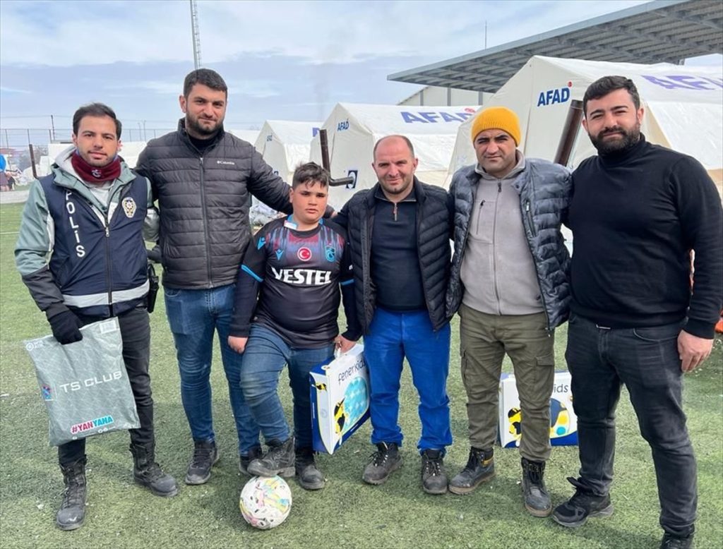 “Türkiye” yazılı topa vurmayan Enes’e, top ve Trabzonspor forması teslim edildi