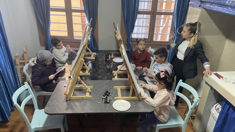 Depremi yaşayan çocuklar “Geleceğin Işıkları” sınıfında duygularını resmediyor