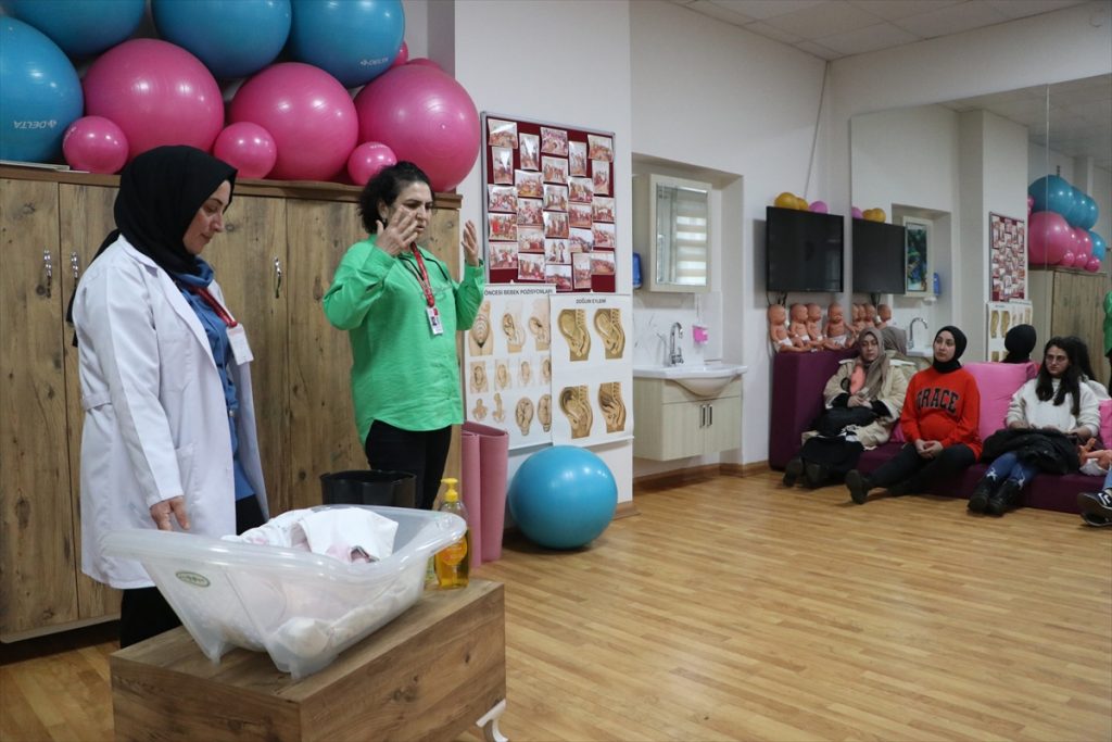 Anne adayları “gebe okulu” ile normal doğum hakkında bilinçleniyor