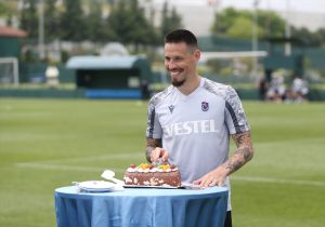 Basın mensupları Marek Hamsik için pasta kesti